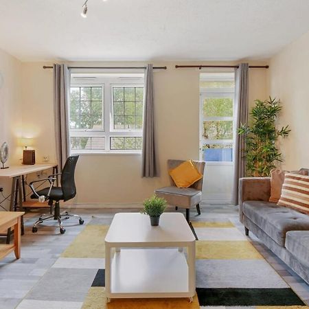 The Serene 2-Bedroom Flat W Free Street Parking Сътън Екстериор снимка