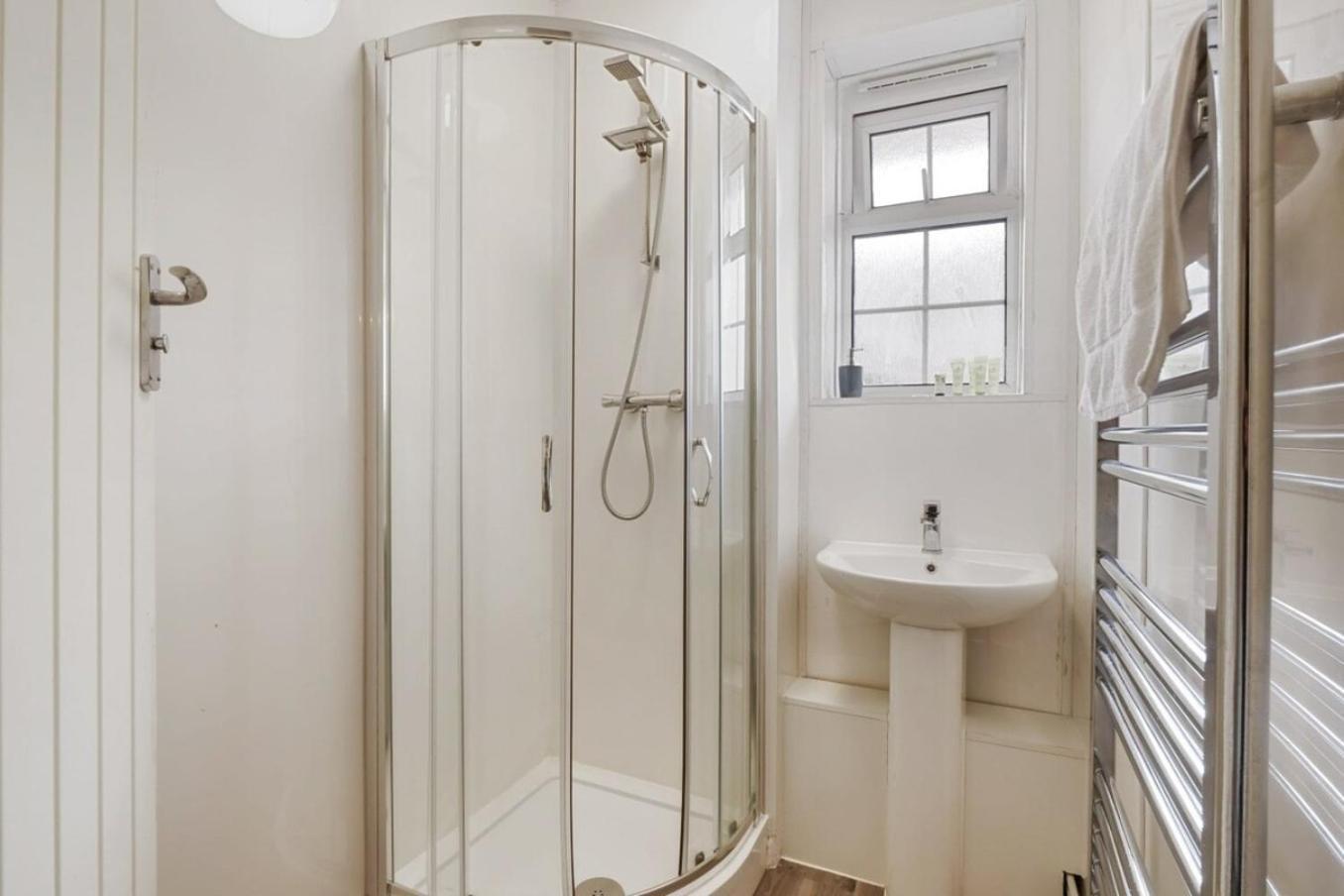 The Serene 2-Bedroom Flat W Free Street Parking Сътън Екстериор снимка