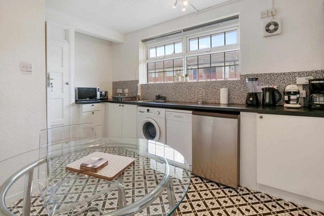 The Serene 2-Bedroom Flat W Free Street Parking Сътън Екстериор снимка