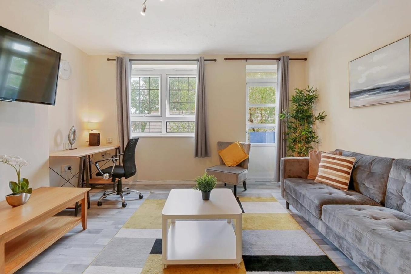The Serene 2-Bedroom Flat W Free Street Parking Сътън Екстериор снимка